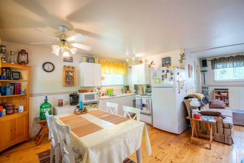 14 & 16 4 Street, White Sands, AB - Indoor Photo Showing Dining Room