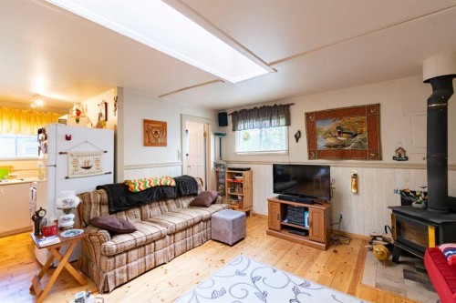 14 & 16 4 Street, White Sands, AB - Indoor Photo Showing Living Room