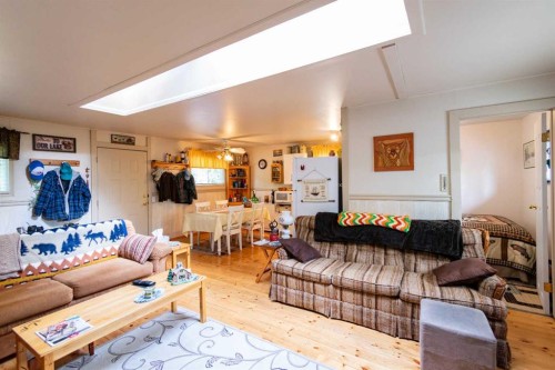 14 & 16 4 Street, White Sands, AB - Indoor Photo Showing Living Room
