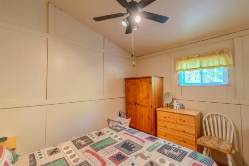 14 & 16 4 Street, White Sands, AB - Indoor Photo Showing Bedroom