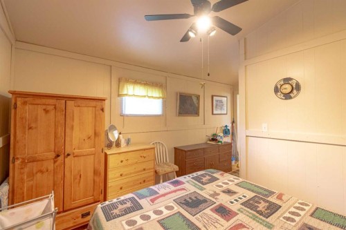 14 & 16 4 Street, White Sands, AB - Indoor Photo Showing Bedroom