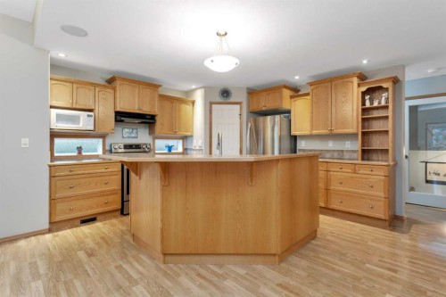 35 Lang Close, Red Deer, AB - Indoor Photo Showing Kitchen