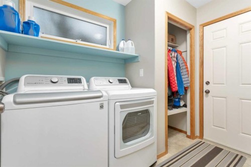 35 Lang Close, Red Deer, AB - Indoor Photo Showing Laundry Room