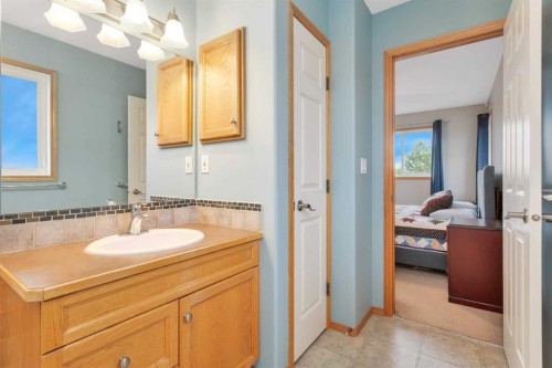 35 Lang Close, Red Deer, AB - Indoor Photo Showing Bathroom