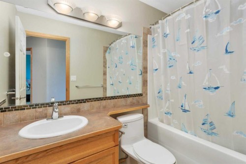 35 Lang Close, Red Deer, AB - Indoor Photo Showing Bathroom