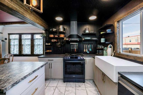 4836 49 Street, Innisfail, AB - Indoor Photo Showing Kitchen