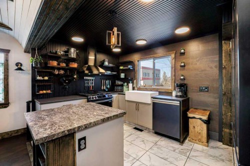 4836 49 Street, Innisfail, AB - Indoor Photo Showing Kitchen