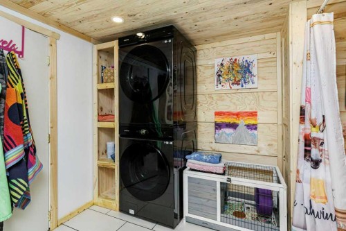 4836 49 Street, Innisfail, AB - Indoor Photo Showing Laundry Room