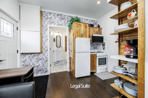 4836 49 Street, Innisfail, AB - Indoor Photo Showing Kitchen