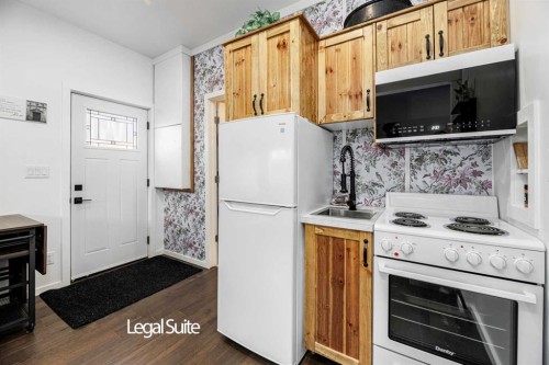 4836 49 Street, Innisfail, AB - Indoor Photo Showing Kitchen