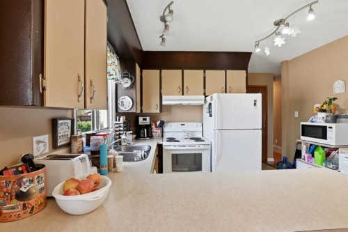 4726 47 Avenue, Lacombe, AB - Indoor Photo Showing Kitchen With Double Sink