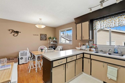 4726 47 Avenue, Lacombe, AB - Indoor Photo Showing Kitchen With Double Sink