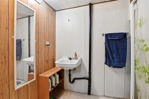 4726 47 Avenue, Lacombe, AB - Indoor Photo Showing Bathroom