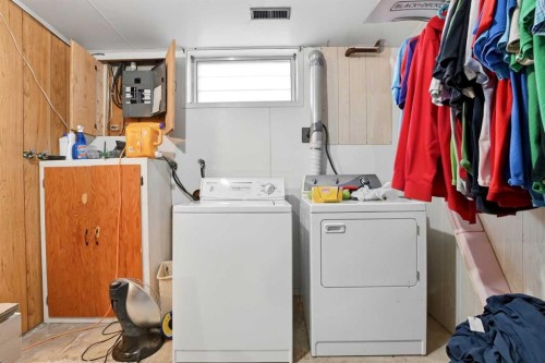 4726 47 Avenue, Lacombe, AB - Indoor Photo Showing Laundry Room