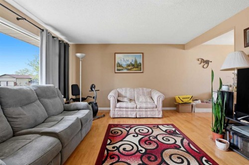 4726 47 Avenue, Lacombe, AB - Indoor Photo Showing Living Room