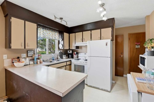 4726 47 Avenue, Lacombe, AB - Indoor Photo Showing Kitchen With Double Sink