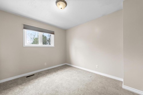 6121 39 Avenue, Camrose, AB - Indoor Photo Showing Other Room