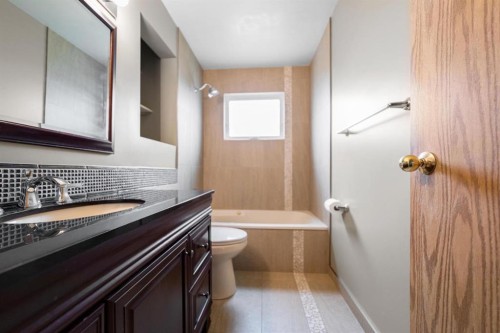 6121 39 Avenue, Camrose, AB - Indoor Photo Showing Bathroom