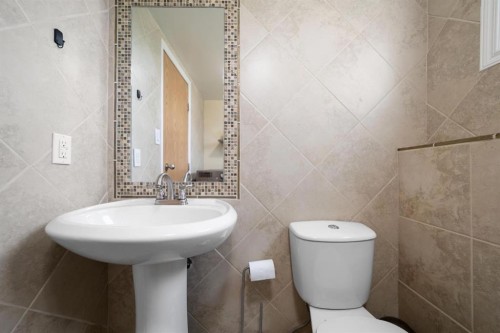 6121 39 Avenue, Camrose, AB - Indoor Photo Showing Bathroom