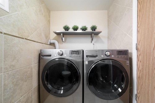 6121 39 Avenue, Camrose, AB - Indoor Photo Showing Laundry Room