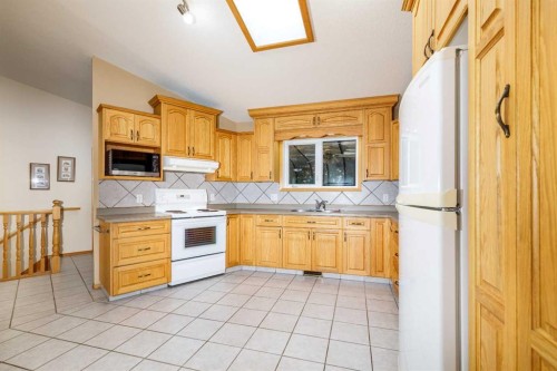 39508B Rr271, Rural Lacombe County, AB - Indoor Photo Showing Kitchen