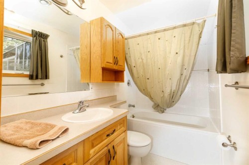 39508B Rr271, Rural Lacombe County, AB - Indoor Photo Showing Bathroom