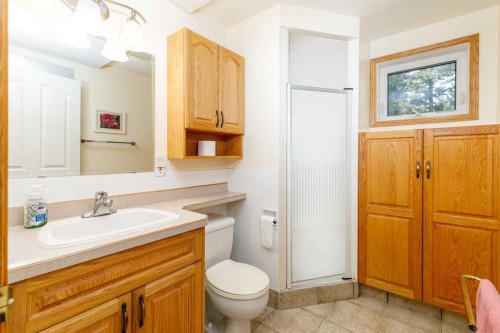 39508B Rr271, Rural Lacombe County, AB - Indoor Photo Showing Bathroom