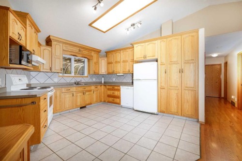 39508B Rr271, Rural Lacombe County, AB - Indoor Photo Showing Kitchen
