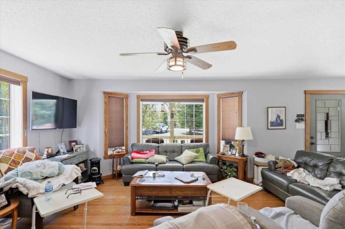 B59 Cottage Crescent, Golden Days, AB - Indoor Photo Showing Living Room