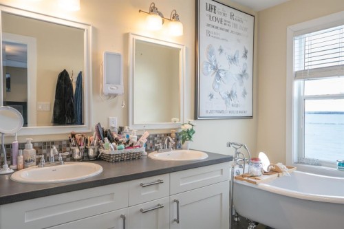 642 Cedar Way, Rural Camrose County, AB - Indoor Photo Showing Bathroom