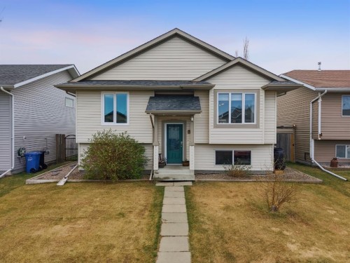 62 Mcdougall Close, Penhold, AB - Outdoor With Facade