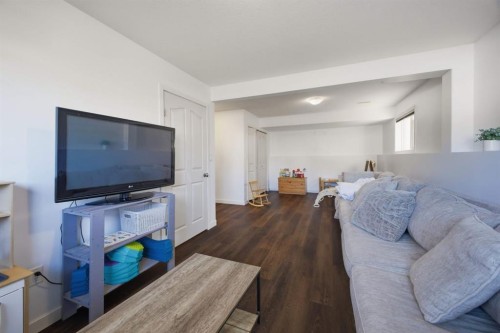 62 Mcdougall Close, Penhold, AB - Indoor Photo Showing Living Room