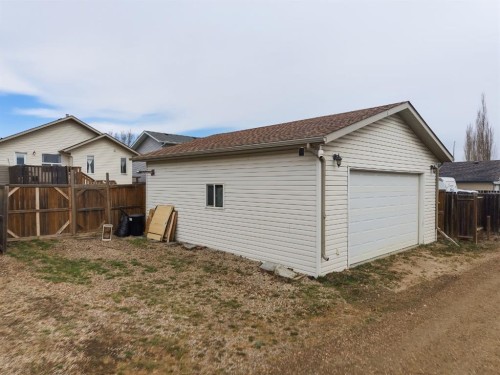 62 Mcdougall Close, Penhold, AB - Outdoor With Exterior