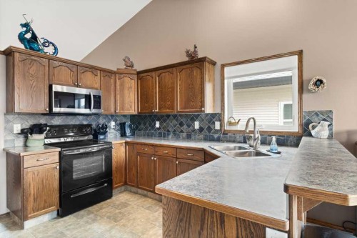 179 Issard Close, Red Deer, AB - Indoor Photo Showing Kitchen With Double Sink