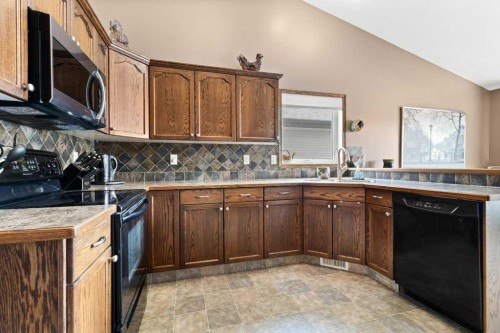 179 Issard Close, Red Deer, AB - Indoor Photo Showing Kitchen With Double Sink