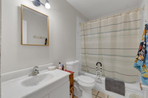 64 Sylvan Drive, Sylvan Lake, AB - Indoor Photo Showing Bathroom