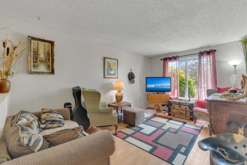 64 Sylvan Drive, Sylvan Lake, AB - Indoor Photo Showing Living Room