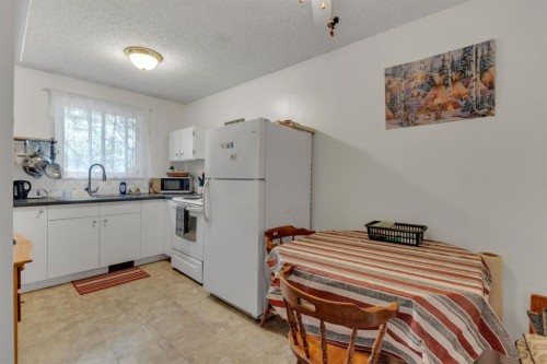 64 Sylvan Drive, Sylvan Lake, AB - Indoor Photo Showing Kitchen