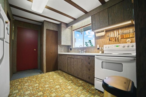 5 Shady Drive, Rochon Sands, AB - Indoor Photo Showing Kitchen