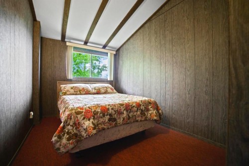 5 Shady Drive, Rochon Sands, AB - Indoor Photo Showing Bedroom