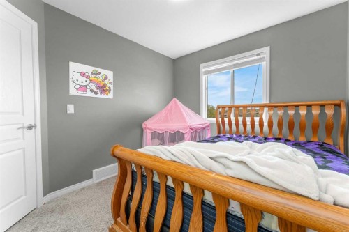 22 Hawthorn Place, Sylvan Lake, AB - Indoor Photo Showing Bedroom