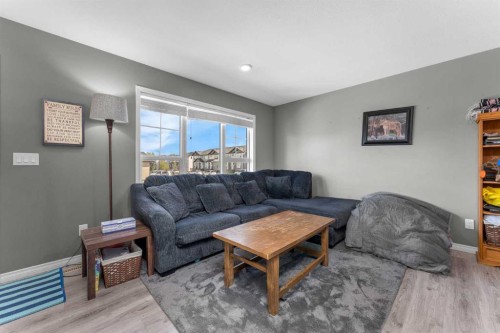 22 Hawthorn Place, Sylvan Lake, AB - Indoor Photo Showing Living Room