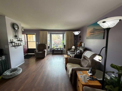 4606B 48 Avenue, Sylvan Lake, AB - Indoor Photo Showing Living Room