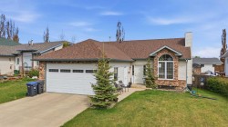 16 Peterson Way Sylvan Lake, AB T4S 1W8