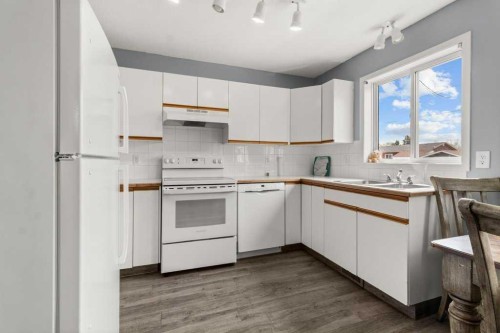 1816 26 Avenue, Delburne, AB - Indoor Photo Showing Kitchen With Double Sink