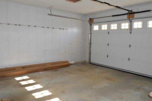4826 58 Street, Killam, AB - Indoor Photo Showing Garage