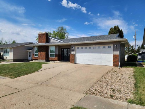 4826 58 Street, Killam, AB - Outdoor With Facade