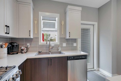 68 Windermere Close, Red Deer, AB - Indoor Photo Showing Kitchen