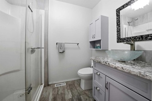 76 Dixon Crescent, Red Deer, AB - Indoor Photo Showing Bathroom