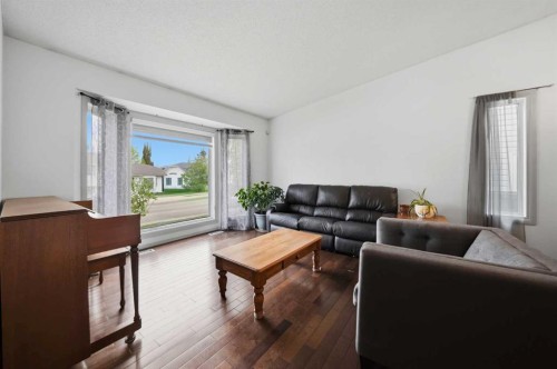 76 Dixon Crescent, Red Deer, AB - Indoor Photo Showing Living Room